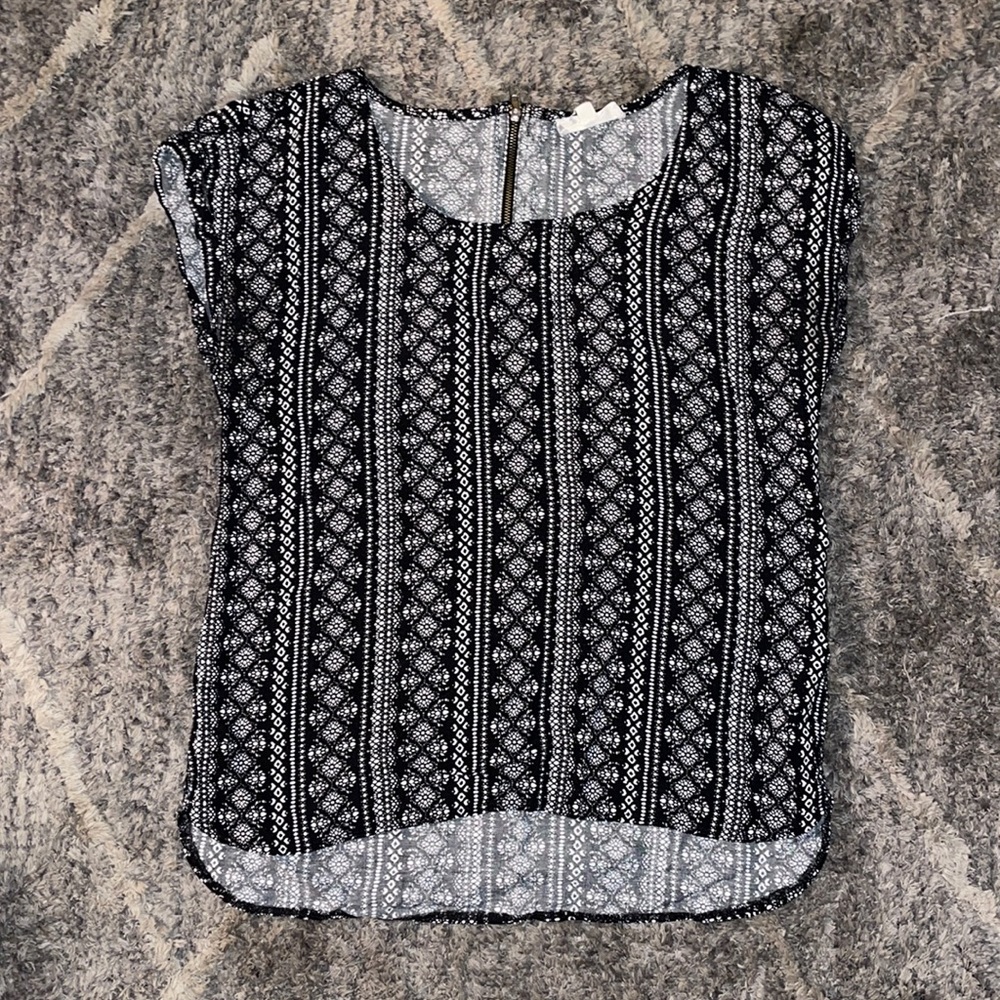 Patterned black and white shirt. Hippie Rose. SIZE LARGE.